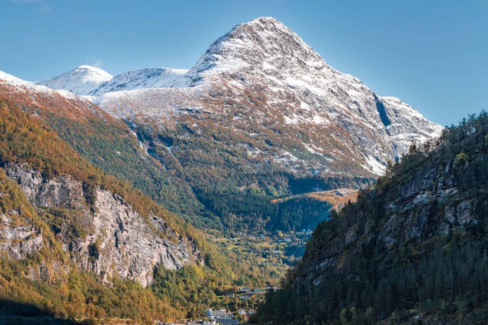 Norsk fjordlandskap med fjell, vann og klar himmel